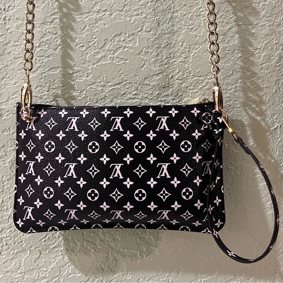 👑✅PRICE FIRM✅ AUTHENTIC Louis Vuitton Black Wristlet - Picture 6 of 17